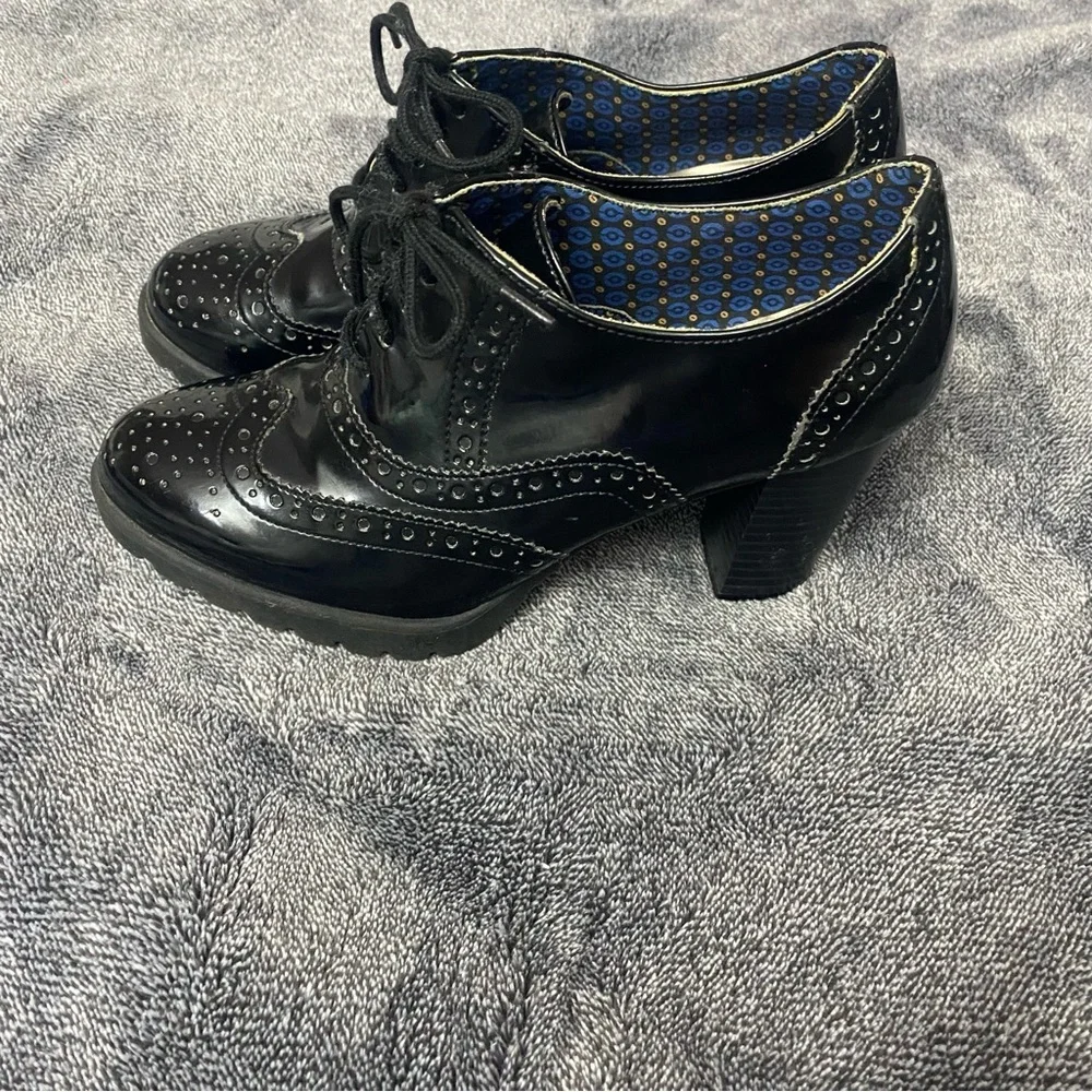 Dexflex Comfort black patent leather wingtip Oxford shoes.‎ Festival